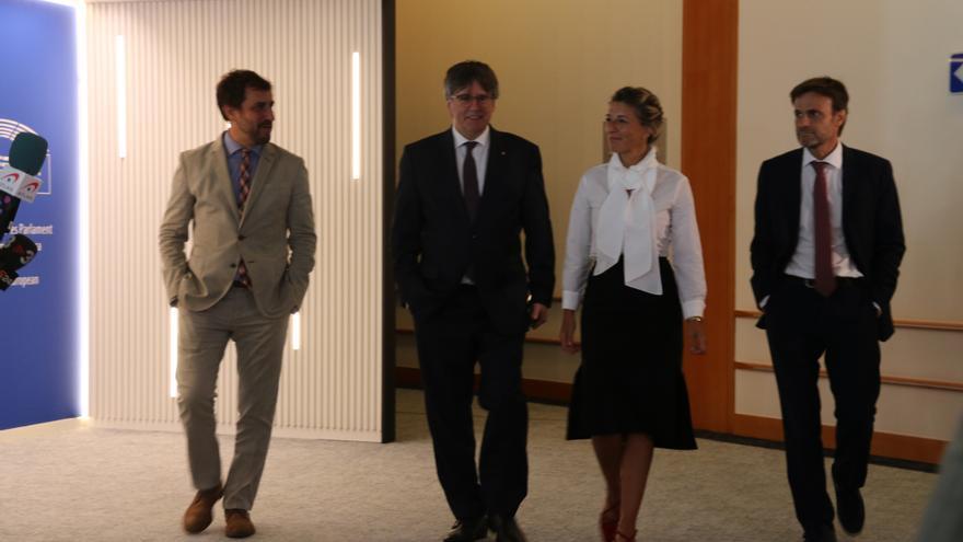 L'eurodiputat de Junts, Carles Puigdemont, i la líder de Sumar, Yolanda Díaz, acompanyats de Jaume Asens i Toni Comín, sortint de la reunió que han mantingut al Parlament Europeu a Brussel·les per abordar la investidura de Sánchez