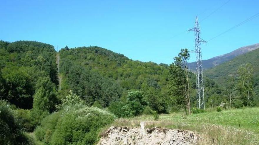 Una de les línies elèctriques que creuen els Pirineus per la collada de Toses en direcció a la Cerdanya