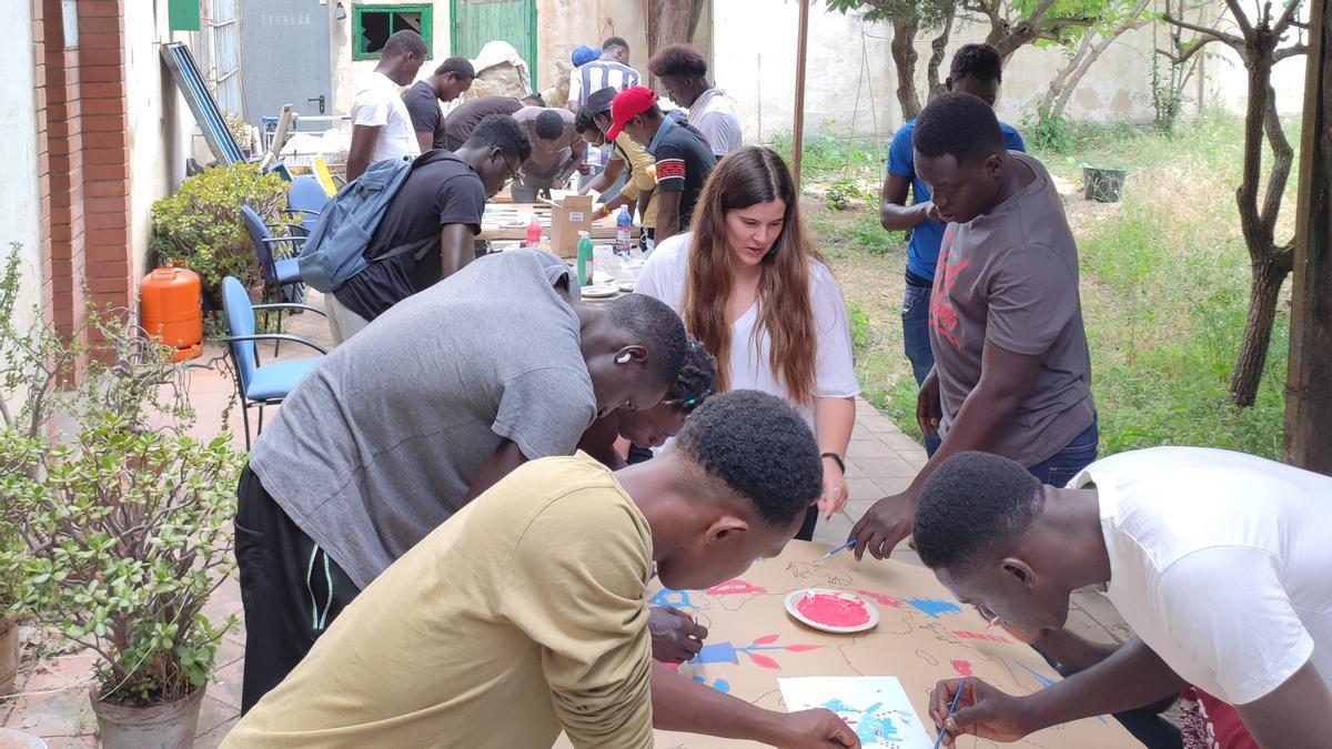 Los jóvenes migrantes pintan murales