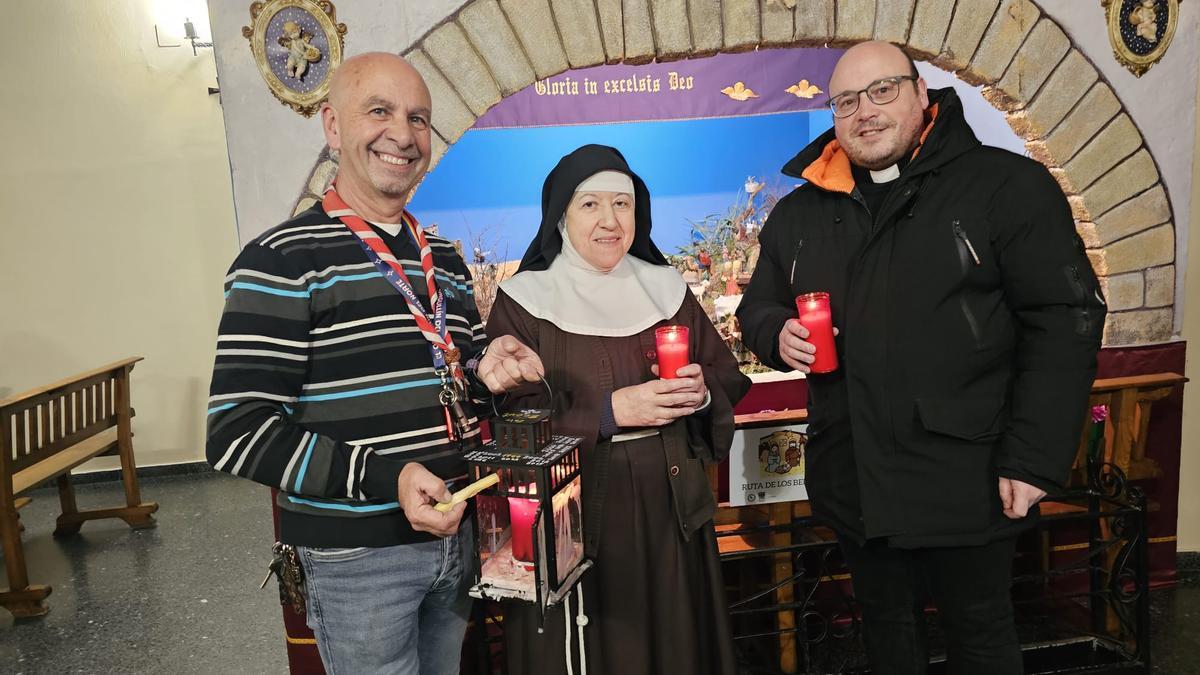 Por la izquierda, Gonzalo Méndez, Celestino Riego y María Luisa Picado, con la Luz de la Paz de Belén.