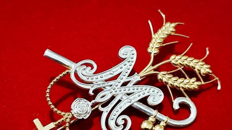 Vecinos de San Gregorio, en Don Benito, donan un broche a la Virgen del Rosario