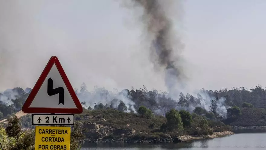 VÍDEOS | La UME realiza labores de extinción en el incendio forestal de La Niebla (Huelva)
