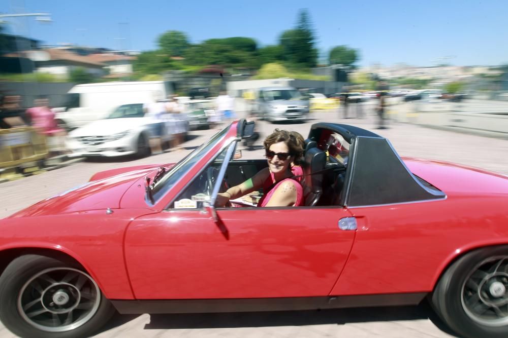 Casi 70 mujeres se pusieron hoy al volante de 34 coches clásicos en Vigo para participar en el Rally das Donas, una prueba de regularidad de 122 kilómetros entre Vigo y Sabarís