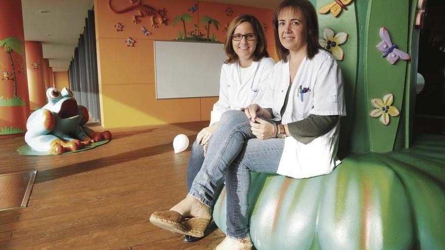 Las pediatras Conxa Mir y Lucía Lacruz, en una imagen tomada en Son Espases.