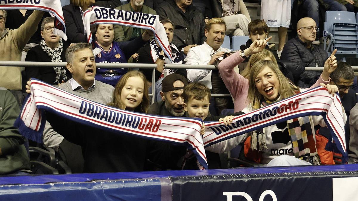 El Monbus Obradoiro ofrecerá hasta 100 entradas gratis para universitarios.