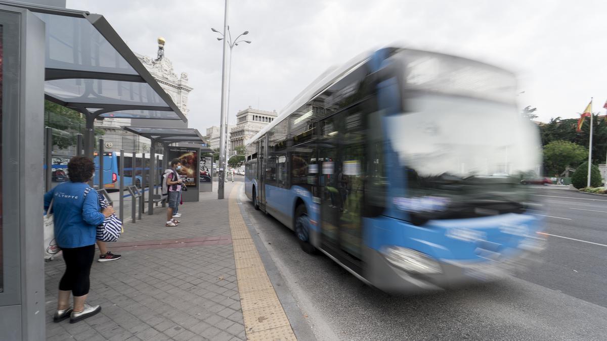 Archivo - Un autobús de la Empresa Municipal de Transportes (EMT), pasa por una marquesina de la plaza de Cibeles, a 1 de septiembre de 2021