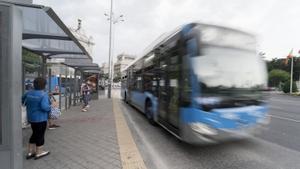 Archivo - Un autobús de la Empresa Municipal de Transportes (EMT), pasa por una marquesina de la plaza de Cibeles, a 1 de septiembre de 2021