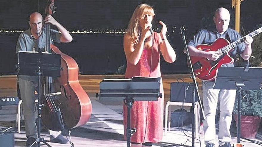 La voz de Arantxa Domínguez cierra el ‘Jazz bajo las estrellas’