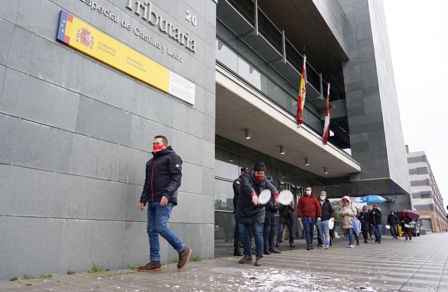 El sector hostelero de Castilla y León rompe platos en protesta por su situación frente al COVID