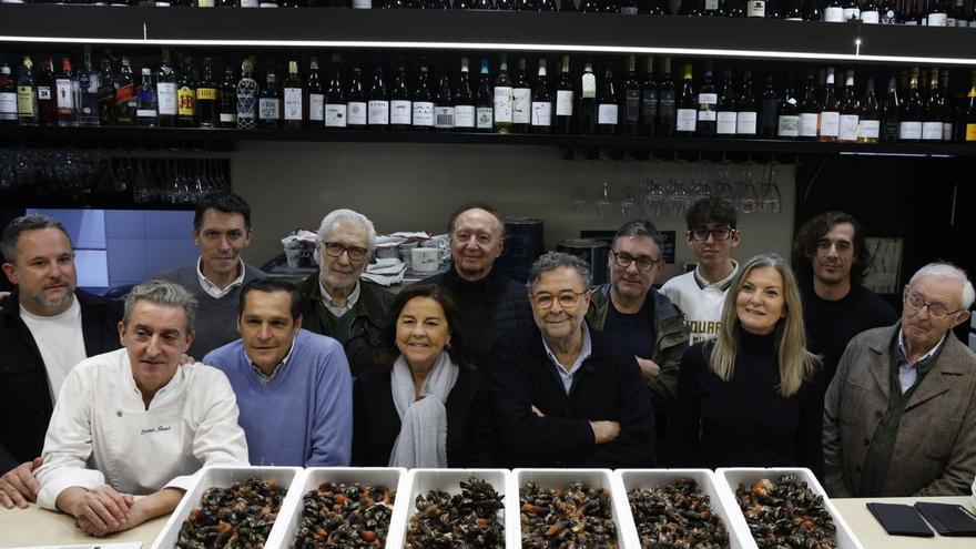 Miembros del jurado y la organización, ayer, en el restaurante UME de Gijón.  | ÁNGEL GONZÁLEZ