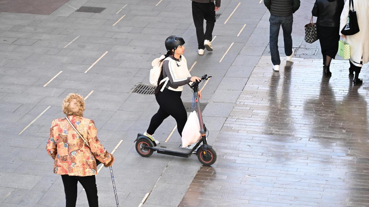 Confirmado por el Gobierno: los patinetes no se podrán conducir antes de los 15 años y el casco será obligatorio