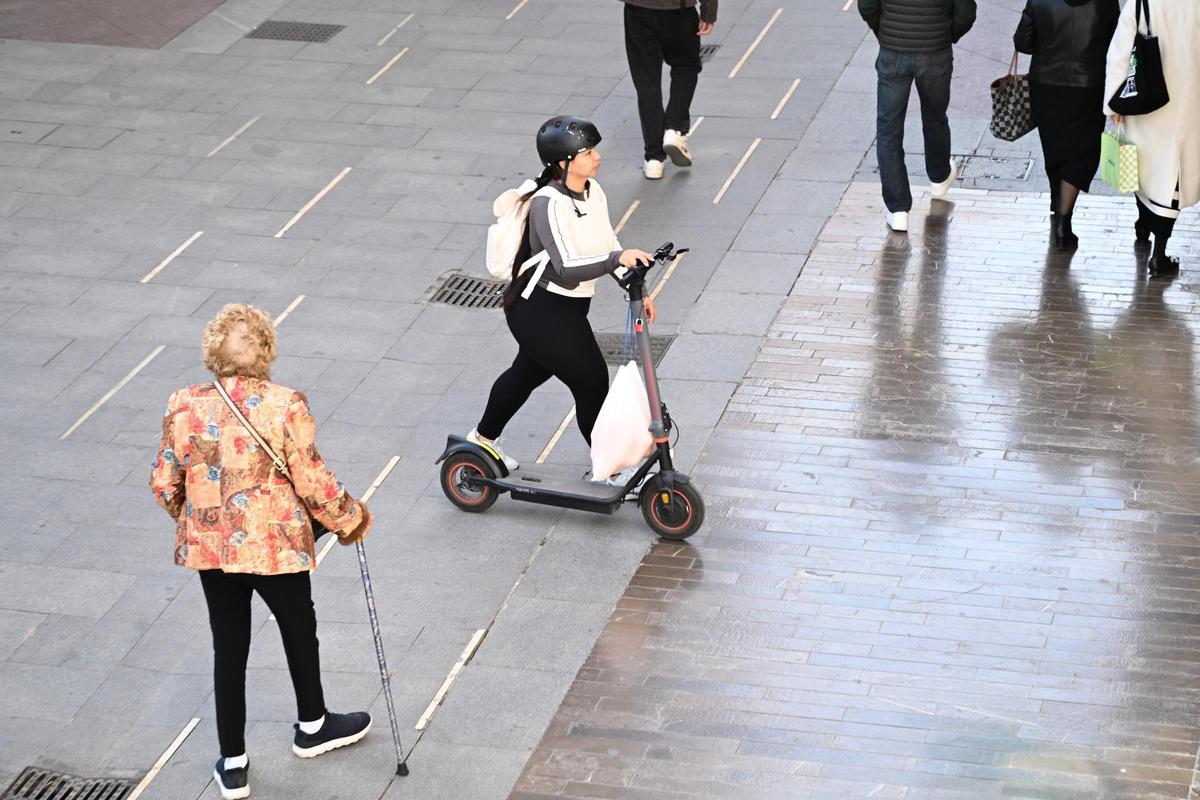 En las zonas peatonales de Elche está prohibido circular con patinete, es preciso bajarse de él