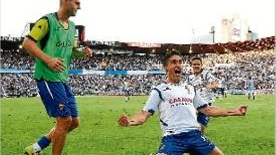 Pedro celebra el segon gol del seu equip a La Romareda.