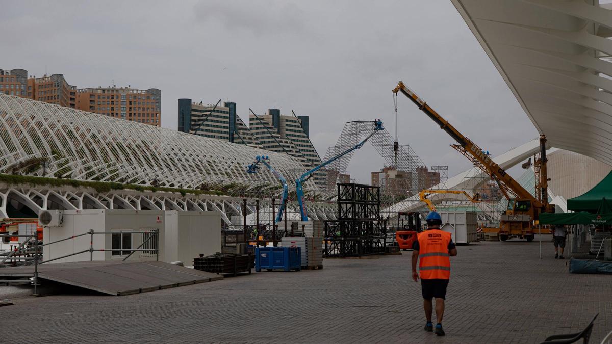 Maquinaria y operarios trabajando, este lunes por la mañana.