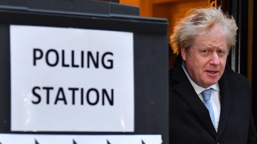 El primer ministre, Boris Johnson, sortint del seu col·legi electoral