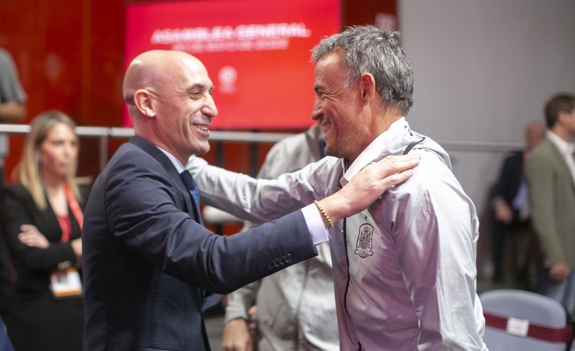 Luis Rubiales abraza a Luis Enrique antes de la asamblea de la RFEF.