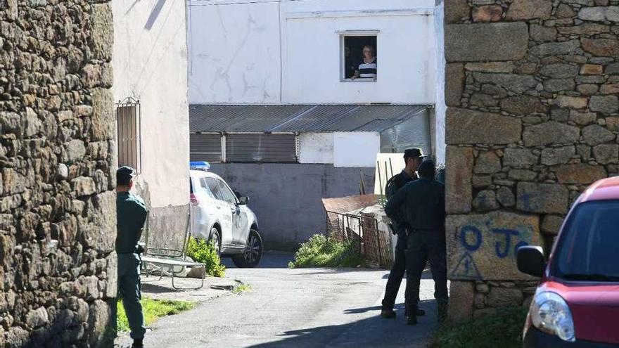 Agentes de la Guardia Civil, ayer, durante el operativo realizado en As Eiras, en Meicende.