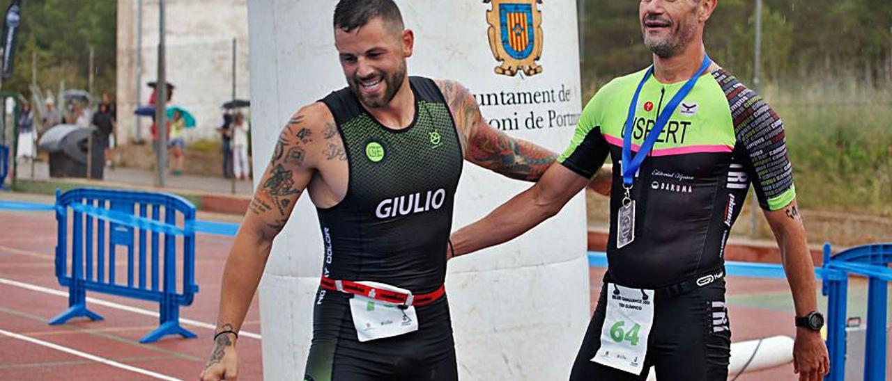 Xavier Gispert, ganador en la versión Olímpica, es felicitado en la meta.