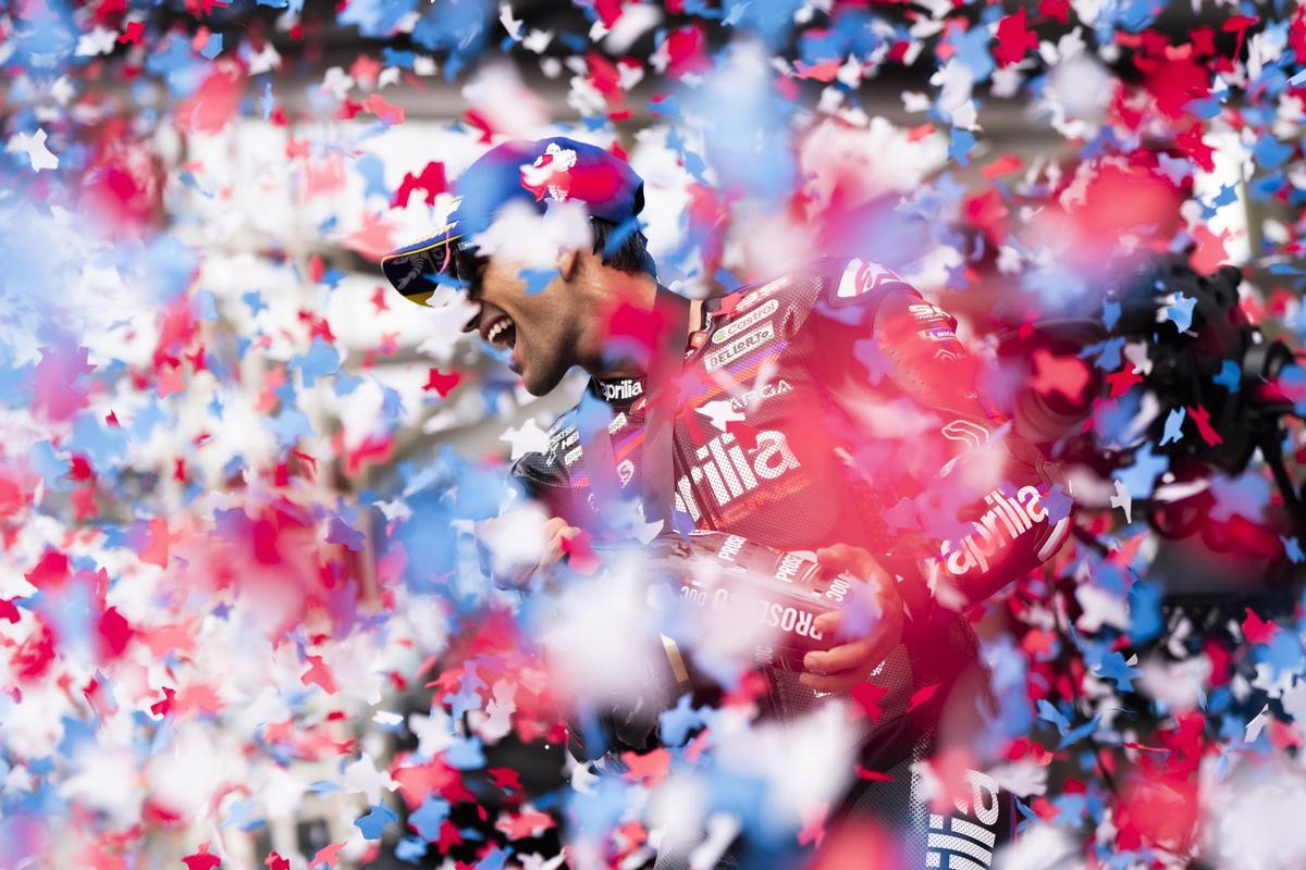 Jorge Martín (Ducati) celebra, a lo grande, su victoria en la carrera al 'sprint' de Austin (EEUU).