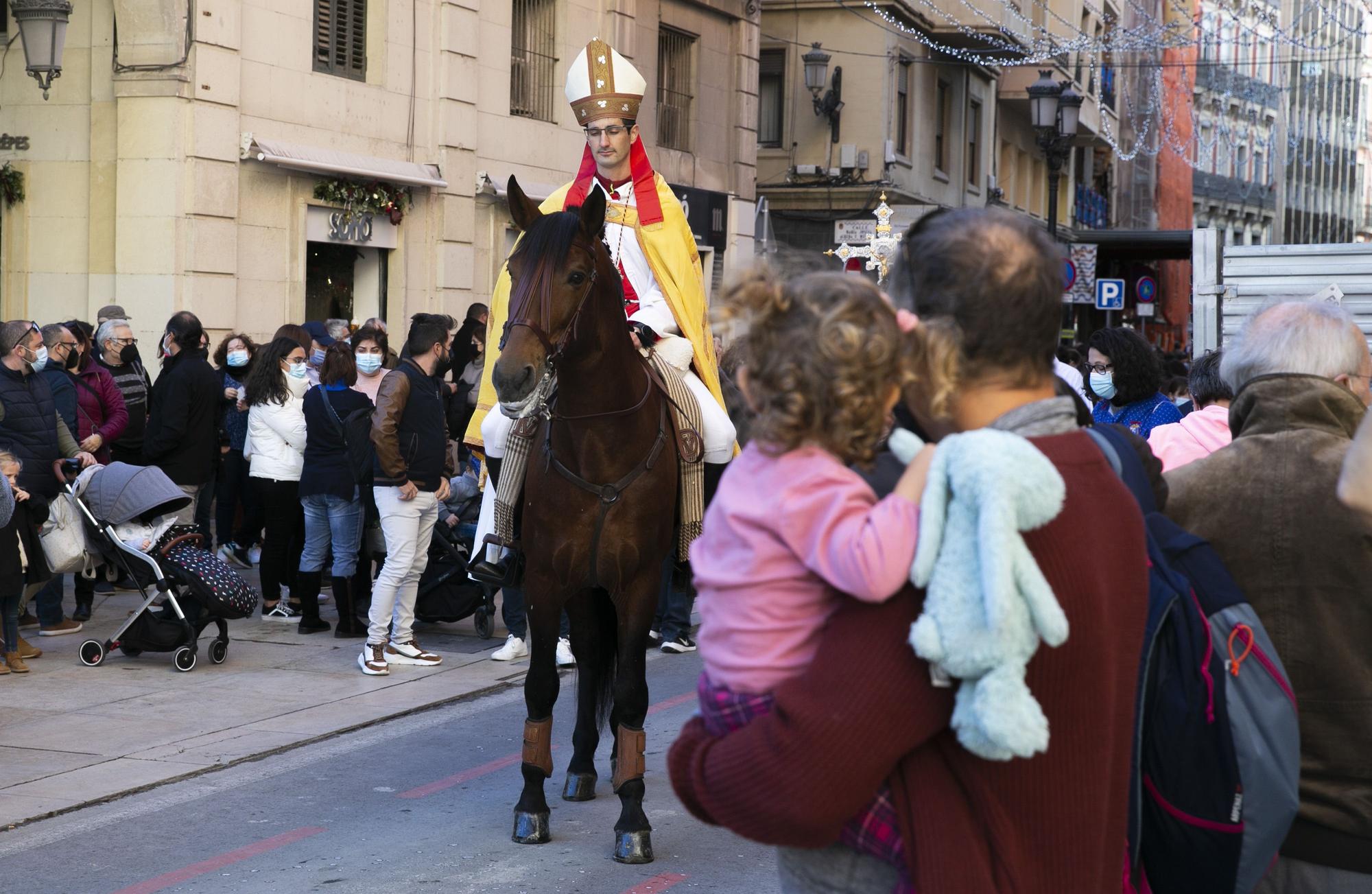 Procesión de San Nicolás y ambiente festivo en Alicante por el Día de la Constitución