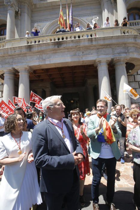 Baño de masas de Ribó y Gómez tras la constitución del ayuntamiento