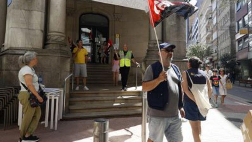 Protesta ante Correos por falta de personal durante el verano
