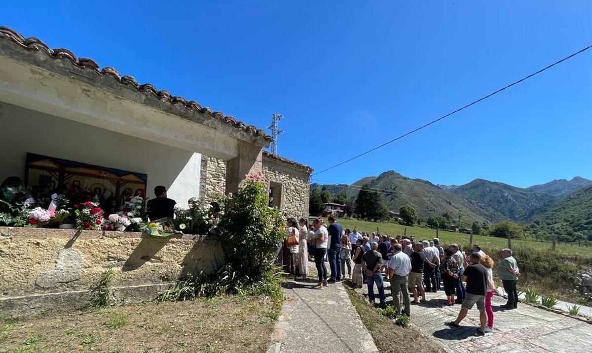 Asistentes al funeral de Luis Alberto Diego Lago, en la iglesia de Orlé.