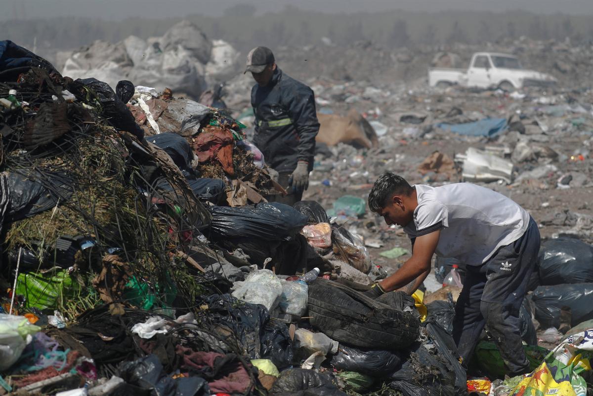 Recicladores de basura revisan montones de desechos en un vertedero de cartón, plástico y metal, que venden en turnos de 12 horas, mientras Argentina enfrenta una de las tasas de inflación más altas del mundo, que superará el 100 % este año, en Luján, el las afueras de Buenos Aires, Argentina 5 de octubre de 2022.