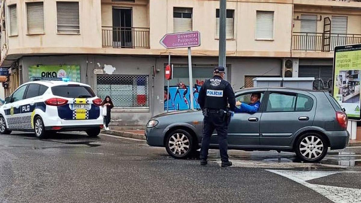 La policía aún tiene que multar en Gandia por no llevar mascarilla