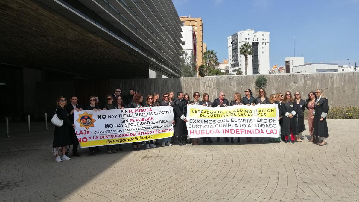 Concentración de los letrados de la administración de justicia (LAJ) en el día 51 de su huelga indefinida, ante la Ciudad de la Justicia de Las Palmas de Gran Canaria