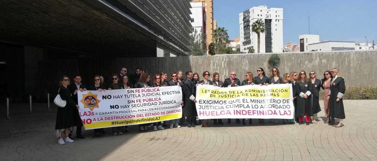 Concentración de los letrados de la administración de justicia (laj) este miércoles ante la Ciudad de la Justicia.