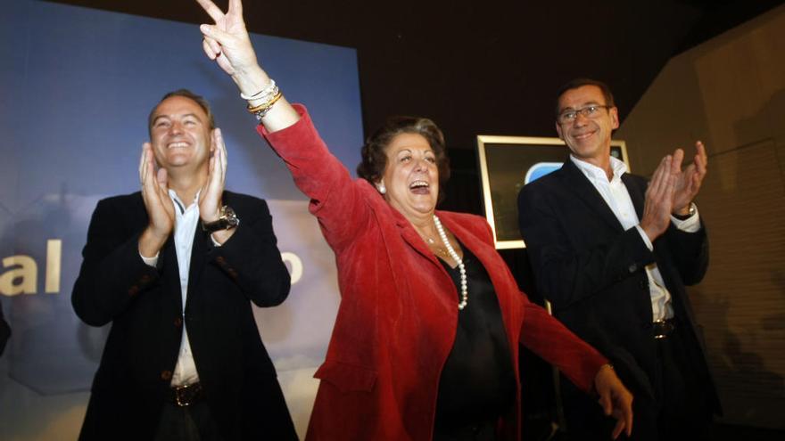 Rita Barberá celebra, junto a Alberto Fabra, la victoria en las elecciones generales de noviembre de 2011