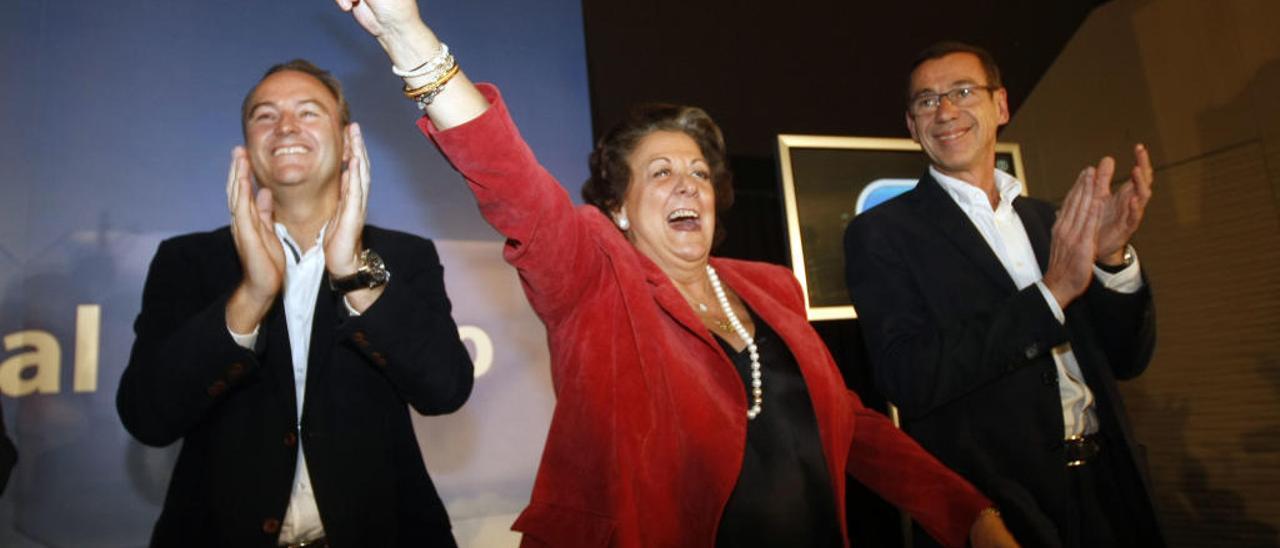 Rita Barberá celebra, junto a Alberto Fabra, la victoria en las elecciones generales de noviembre de 2011