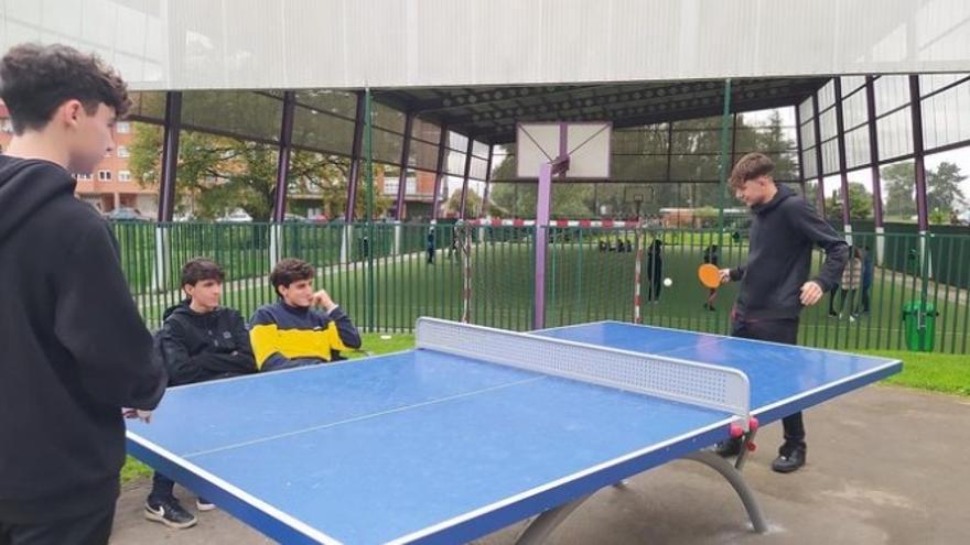 Los alumnos, jugando al ping-pong