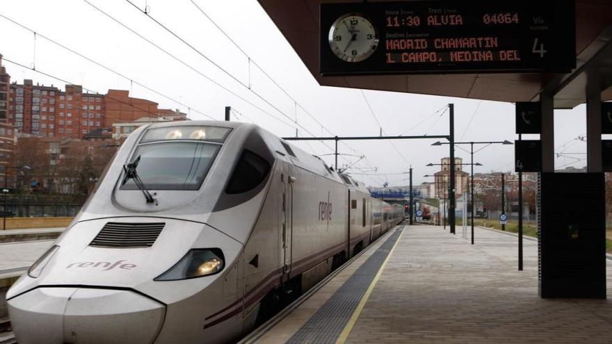 Tren en la estación de Zamora.