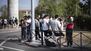 Universitarios en la entrada del campus antes de entrar en clase.