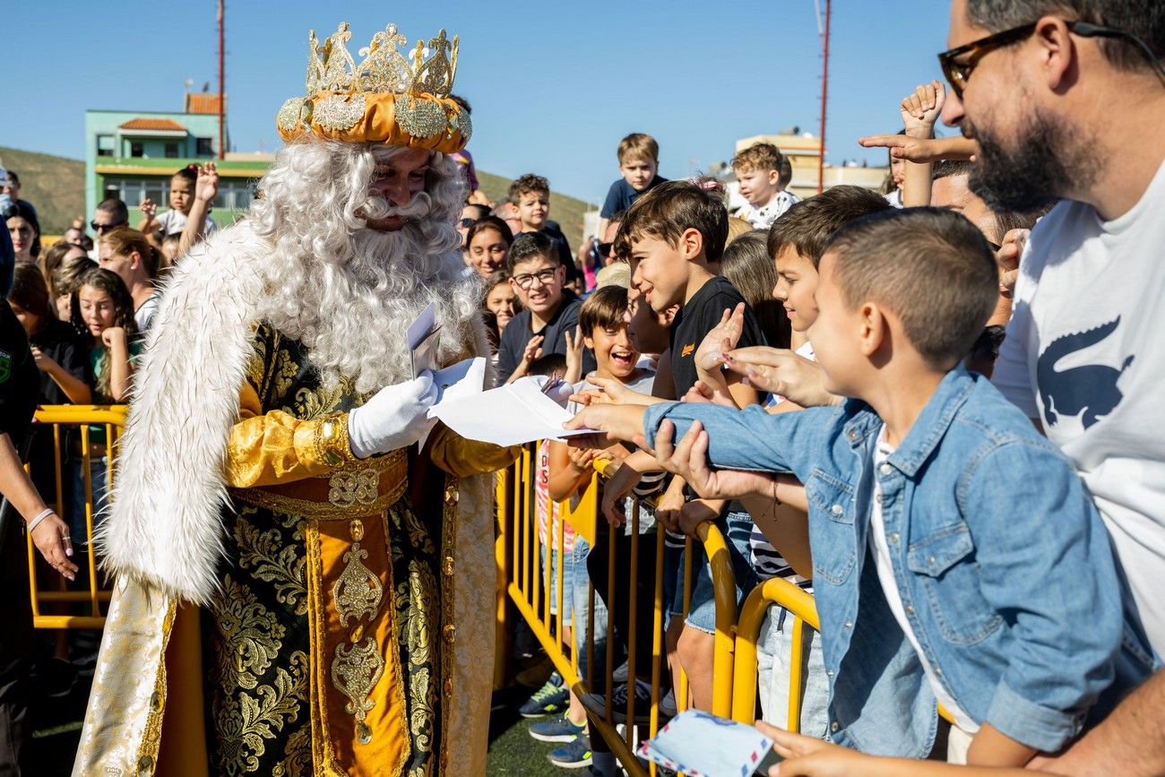 Miles de personas llenan de ilusión el Estadio de Barrial en la llegada de los Reyes Magos