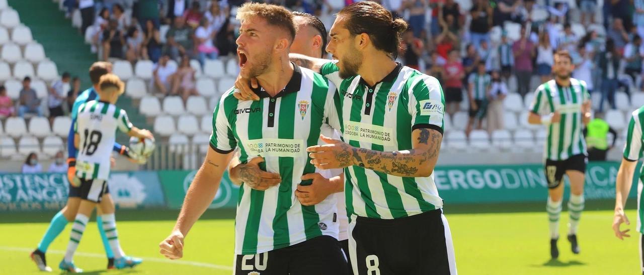 Antonio Casas celebra un gol en El Arcángel durante la pasada temporada.