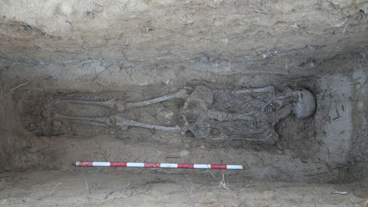 Uno de los restos hallados por los arqueólogos en el que encontraron la medalla de la Virgen Milagrosa.