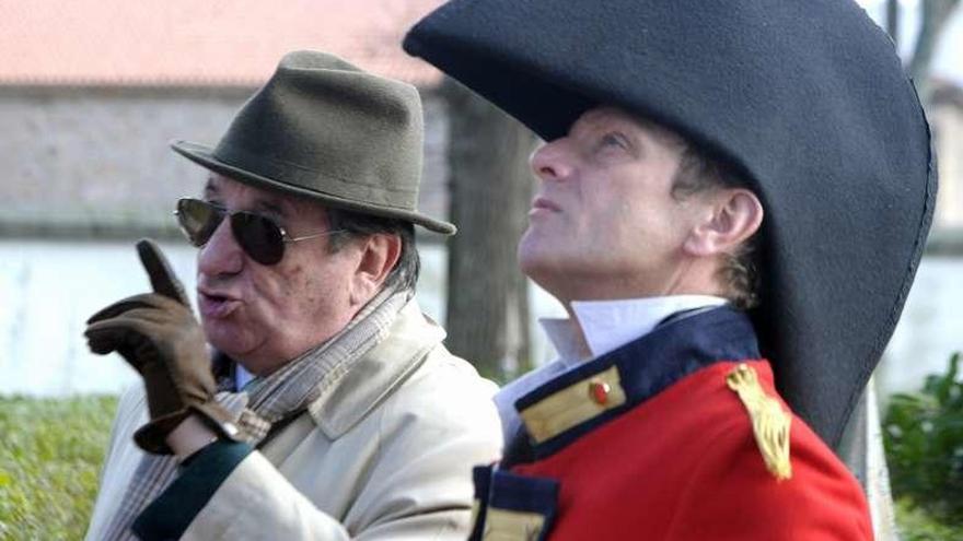 Francisco Vázquez y el actor que encarna a sir John Moore, en la ofrenda ante el sepulcro del militar.