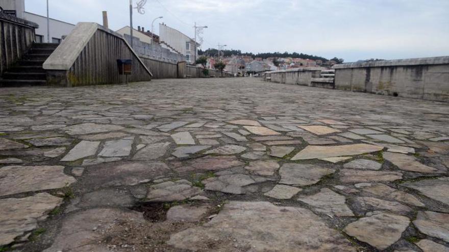 Portos acomete obras de mantenimiento en el desgastado paseo de O Cantiño