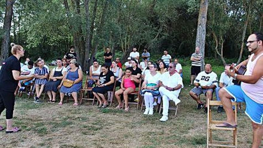 Los cánticos de júbilo preceden a la celebración.