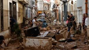 Varias personas trabajan en las labores de limpieza y desescombro en Paiporta, Valencia.
