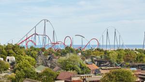 El ’Shambhala’ y el ’Dragon Khan’, dos de las atracciones estrellas de Port Aventura.