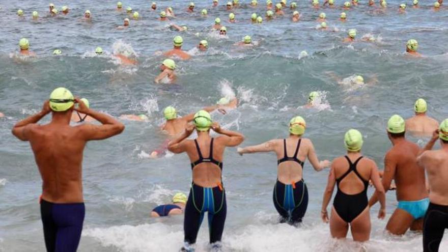 Los participantes se adentran en el mar para tomar la salida de la prueba.