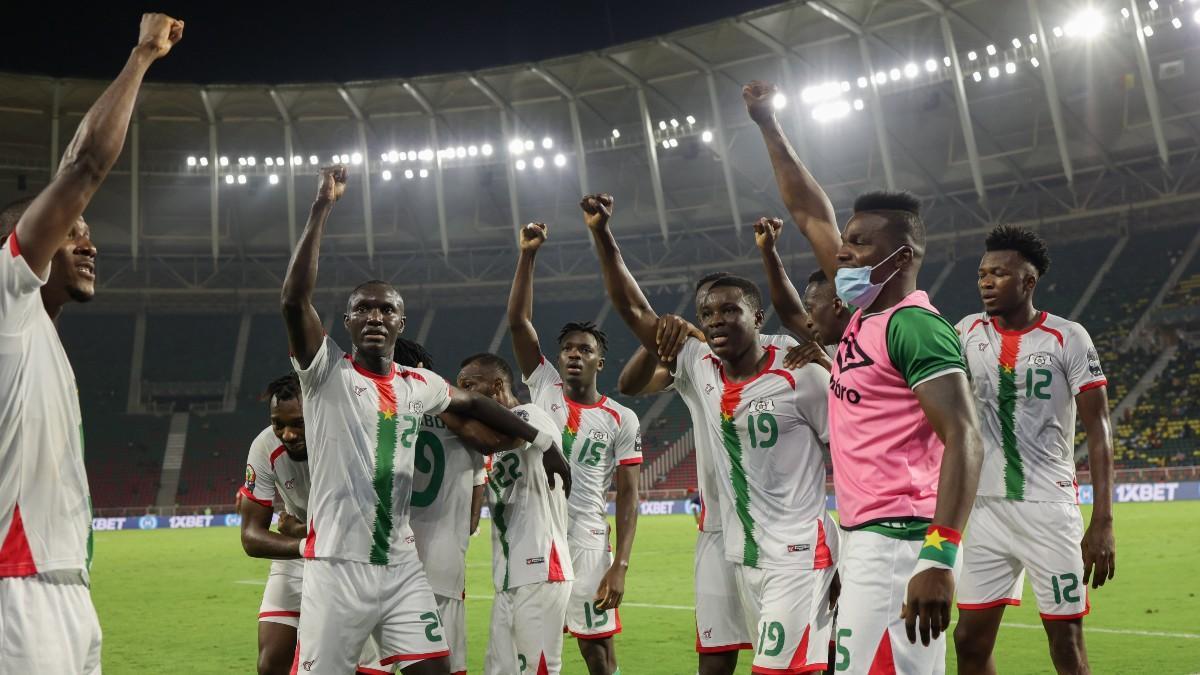 Los jugadores de Burkina Faso celebran su gol ante Cabo Verde