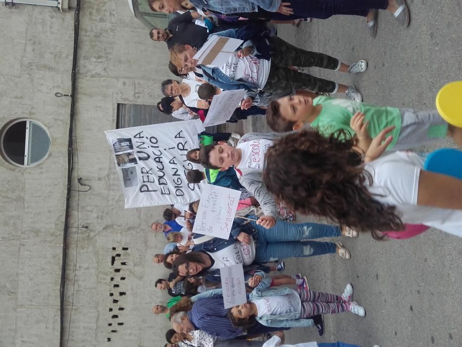 Protesta por el mal estado del colegio de la Font d'en Carròs