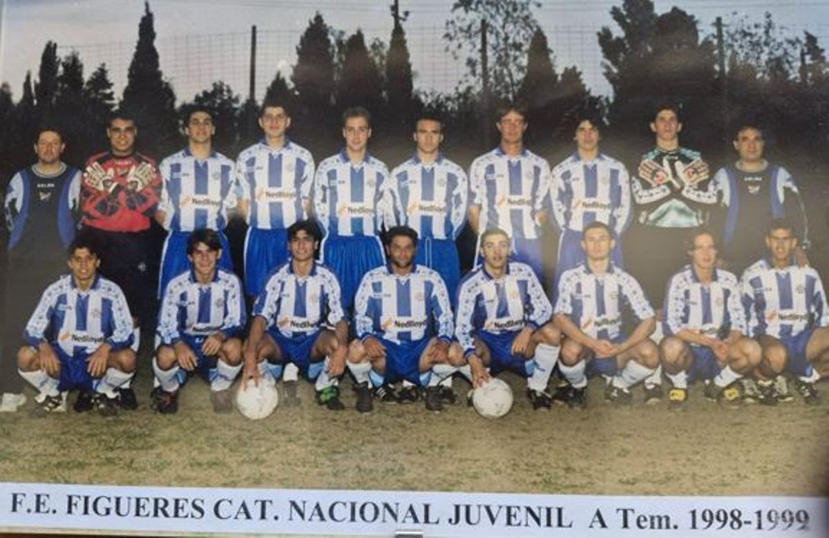 Nil Ruiz, el segon de baix per l'esquerra, amb el juvenil de la FE Figueres de Lliga Nacional (98-99)