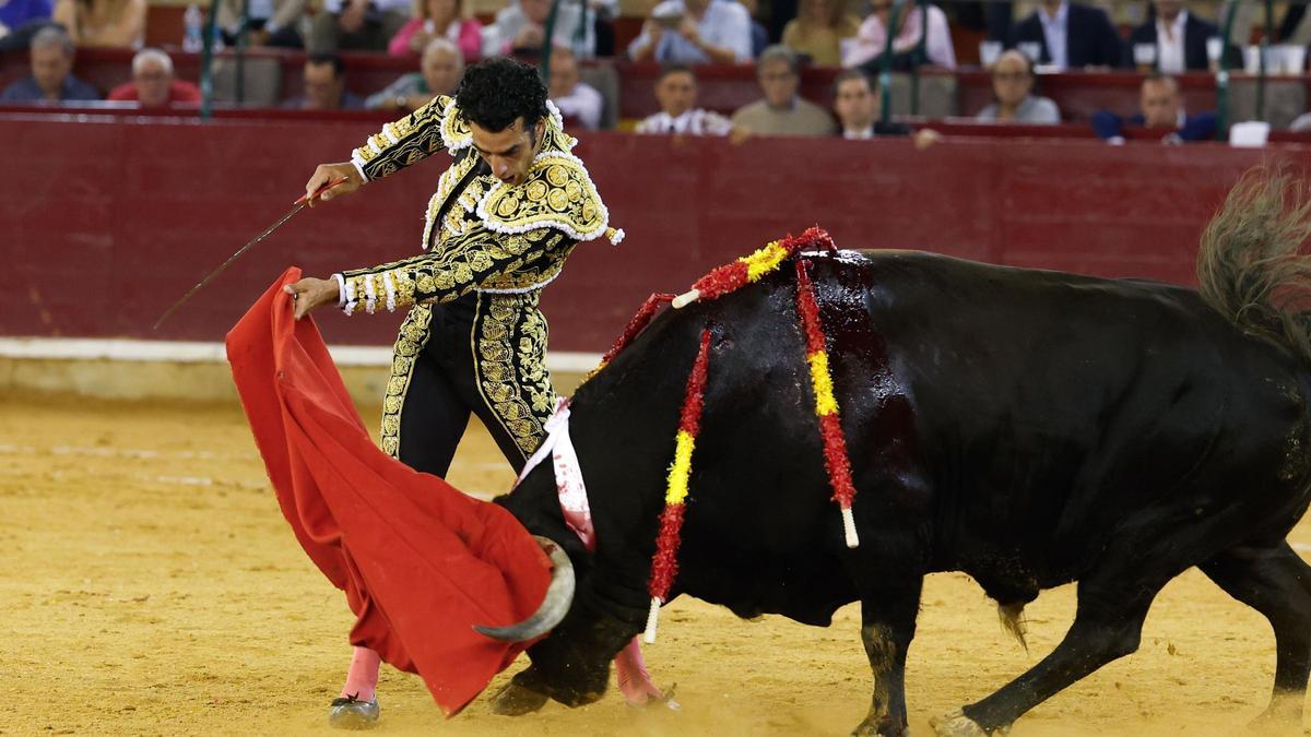 Jesús Martínez 'Morenito de Aranda', que derrochó oficio durante toda la tarde pasa de muleta al sexto toro. |