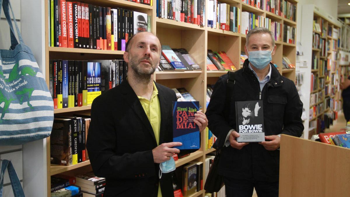 Pérez Jácome junto al concejal de cultura, Mario González, durante una presentación en la librería Nobel de Ourense. // Iñaki Osorio